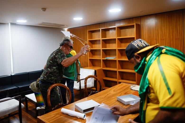 Cận cảnh văn phòng ở dinh Tổng thống Brazil bị người biểu tình đập phá